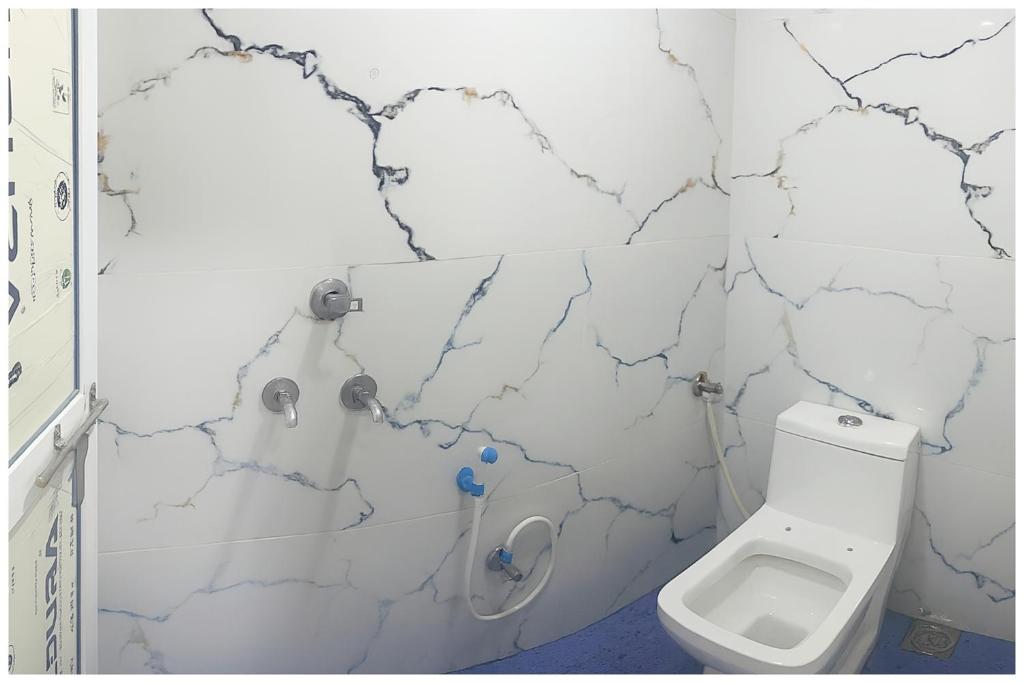 Ένα μπάνιο στο Hotel In Winter Residency Near Mahakaleshwar Jyotirlinga- Railway Station Ujjin - Paid Public Parking #Free Wifi - Best Prime Location Hotel