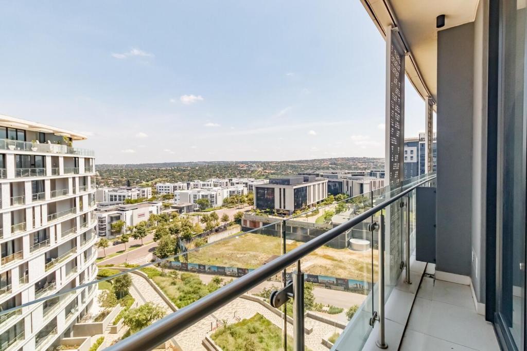 En balkon eller terrasse på Ellipse Waterfall - Luxe Urban Escape