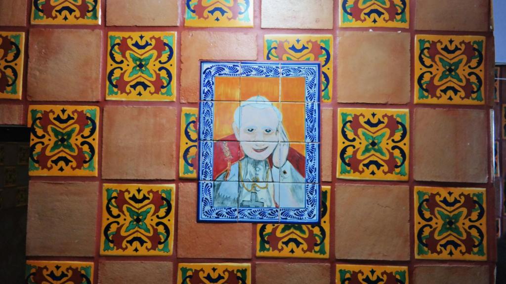 una parete di piastrelle con la foto di una donna di Juan Pablo II a San Martín Texmelucan de Labastida