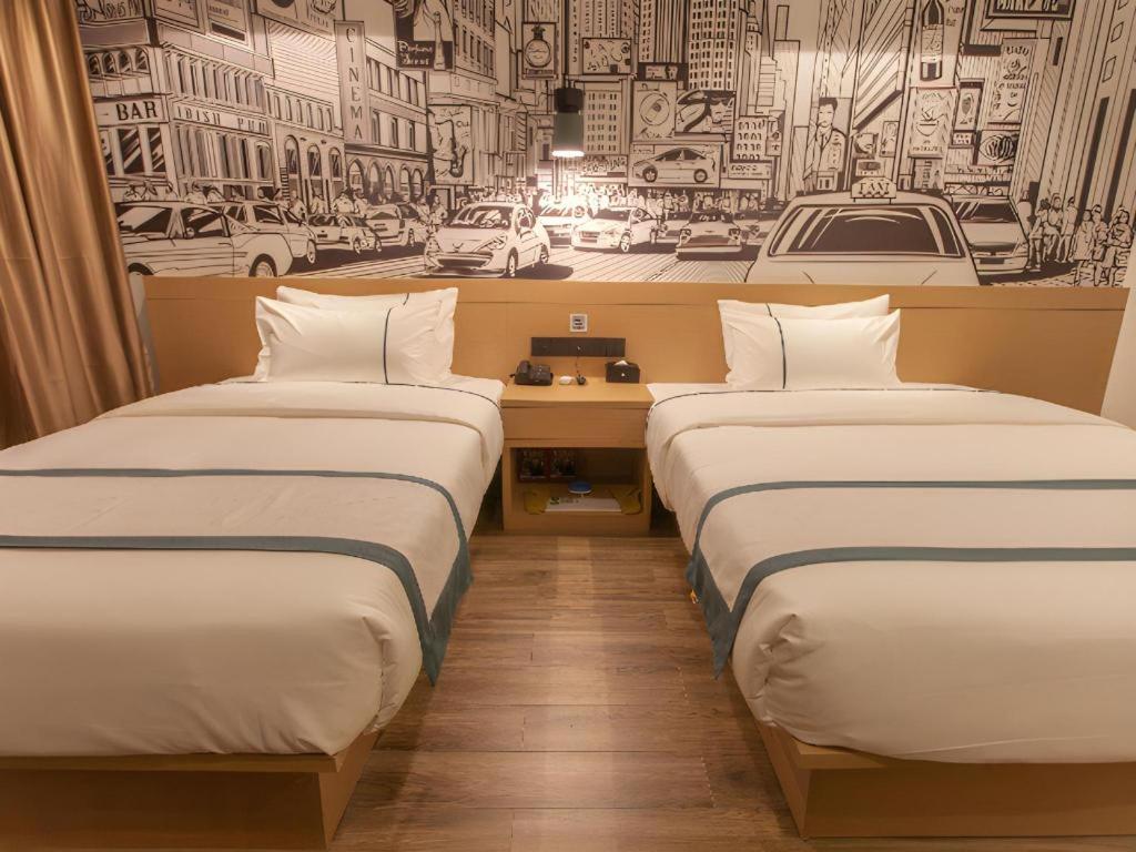 Giường trong phòng chung tại City Comfort Inn Wuhan Jianghan Road Xunlimen Metro Station