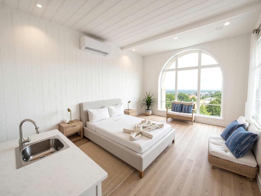 ホーチミン・シティにあるH2T Hotel VanHanhSmallの白い部屋(ベッド1台、シンク付)