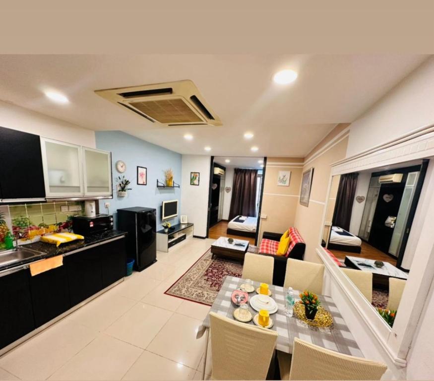 Кухня или мини-кухня в Taragon Puteri Bintang KLCC View Studio Apartment
