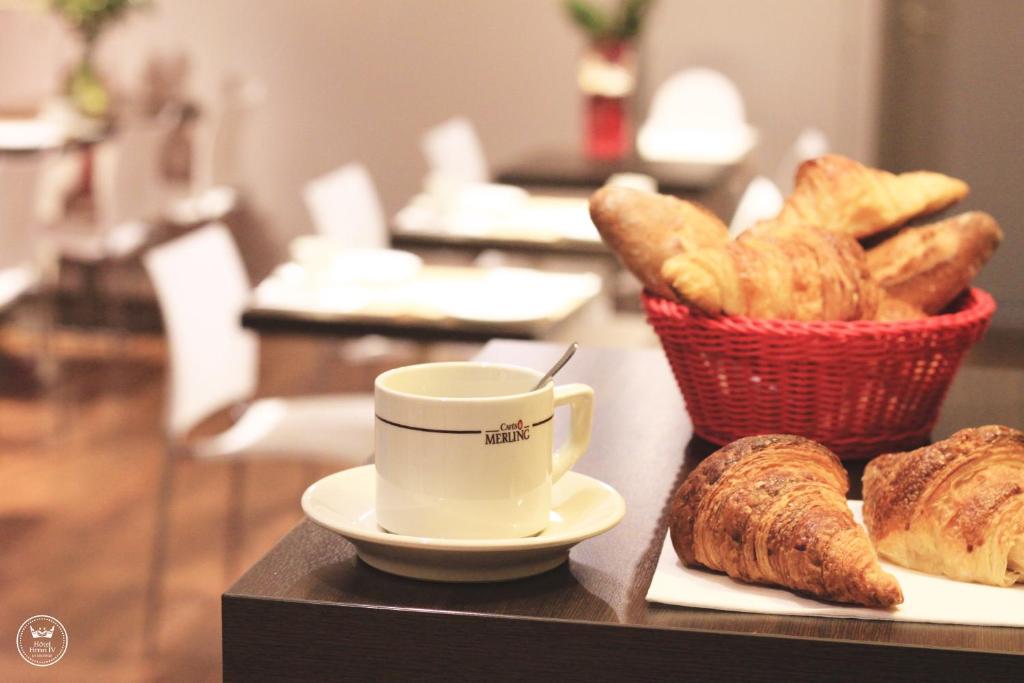 Options de petit-d&eacute;jeuner propos&eacute;es aux clients de l&#39;&eacute;tablissement H&ocirc;tel Henri IV