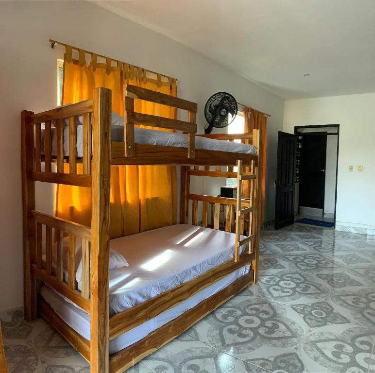 Un dormitorio con dos literas en una habitación. en Apartamento familiar Hergom - Grupos de 15 a 30 Pers, en Arboletes