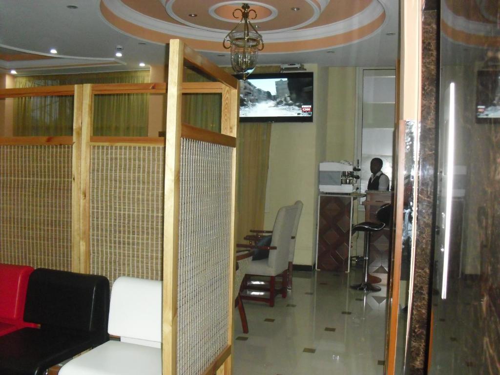 TV a/nebo společenská místnost v ubytování C Fun Addis Hotel