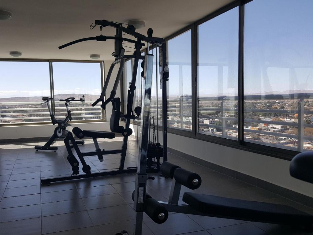 un gimnasio con 2 bicicletas estáticas en un edificio en 2 Torres Calama, en Calama