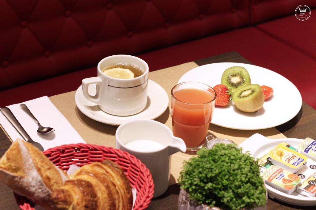 - une table avec un petit-déjeuner composé de pain et une tasse de café dans l&#39;établissement Hôtel Henri IV, à La Rochelle