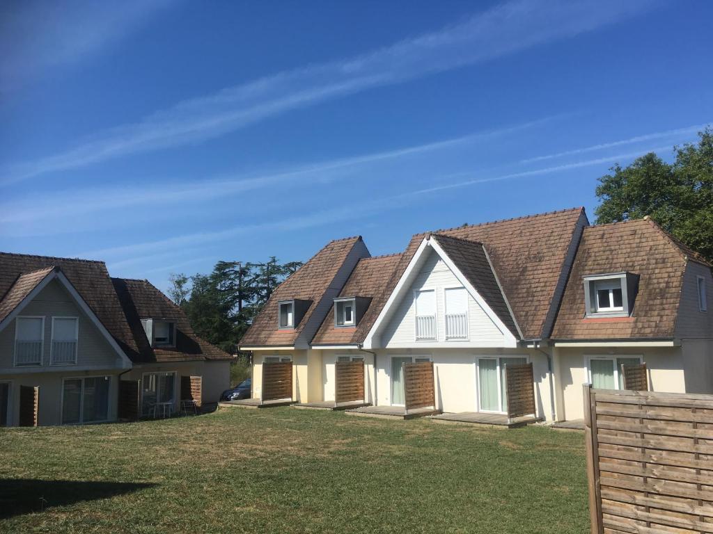 eine Reihe von Häusern mit Dächern in der Unterkunft Les Cottages du Saleys by Resid&co in Salies-de-Béarn