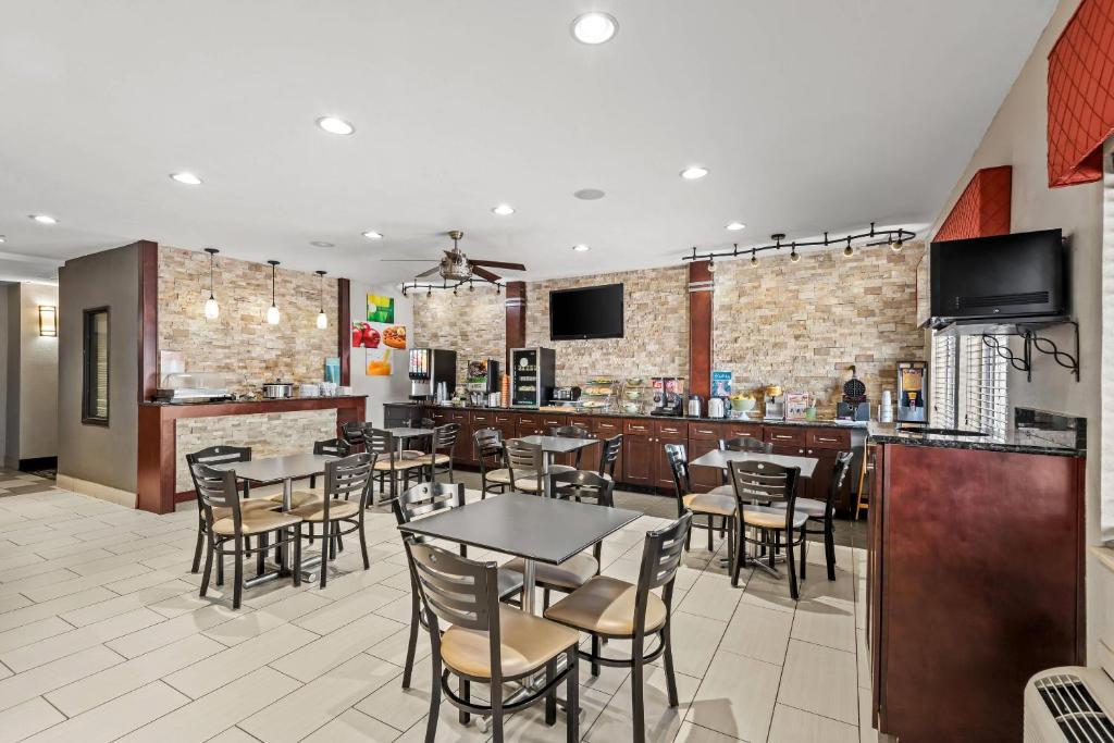 Quality Inn & Suites Des Moines Airport photo
