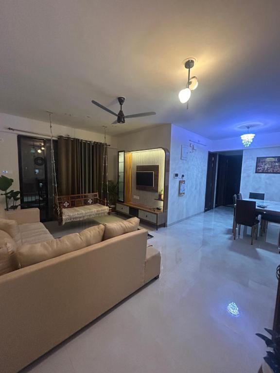 The Vintage Luxury Serviced Apartment في بيون: غرفة معيشة بها أريكة وتلفزيون وطاولة