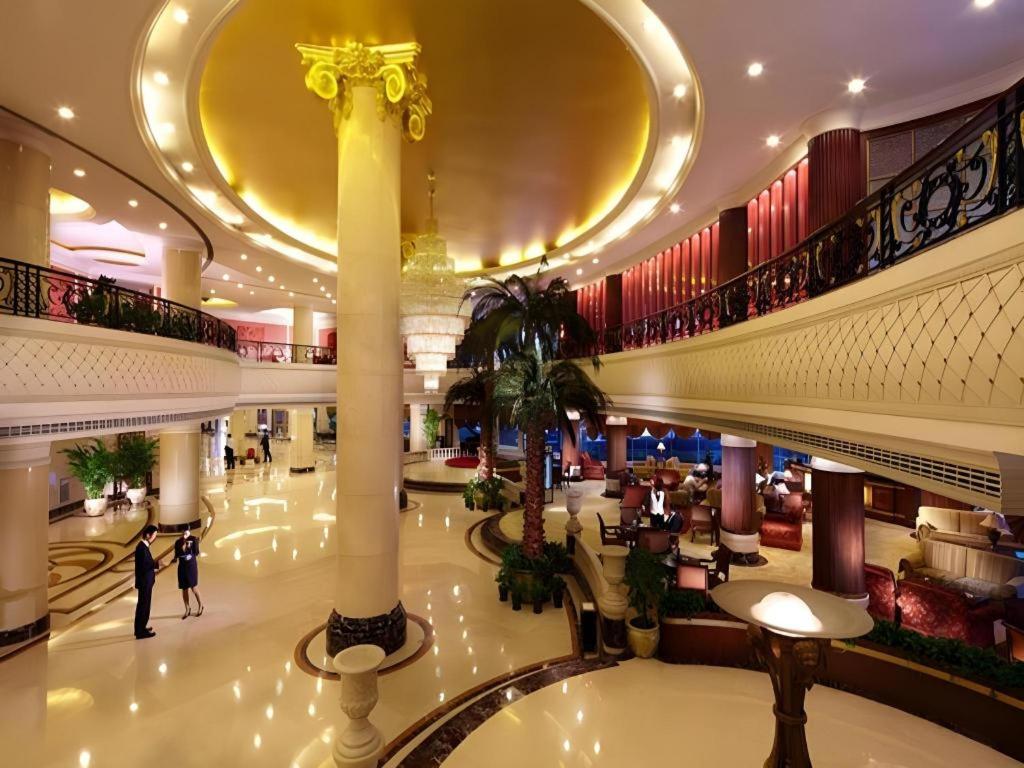 New Century Hotel Taizhou في Daidong: مول تجاري كبير يمشي فيه الناس