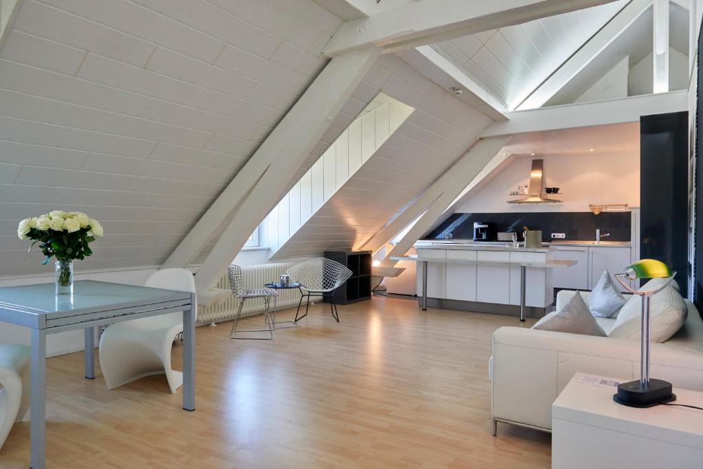 ein Wohnzimmer mit einem Sofa und einem Tisch in der Unterkunft Design-Hotel Zur Abtei in Aachen