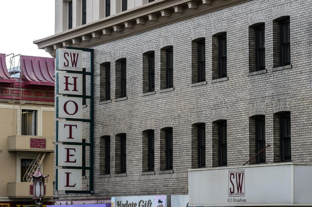 舊金山的住宿－SW酒店，一座大砖砌建筑,标有酒店标志