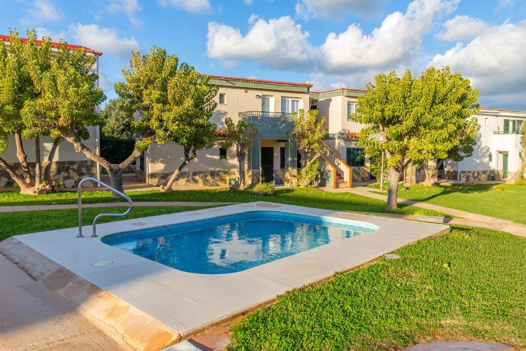 une maison avec une piscine dans la cour dans l'établissement Tranquilo apto con preciosa cala, à Cala en Forcat