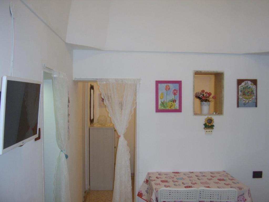 オストゥーニにあるLa Casettaの白い部屋(ベッド1台、テレビ付)