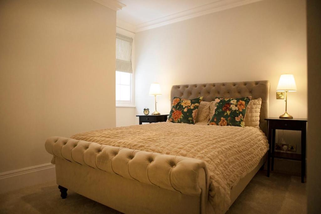 En eller flere senge i et værelse på Grade II listed 3 bed townhouse in Exeter, Devon