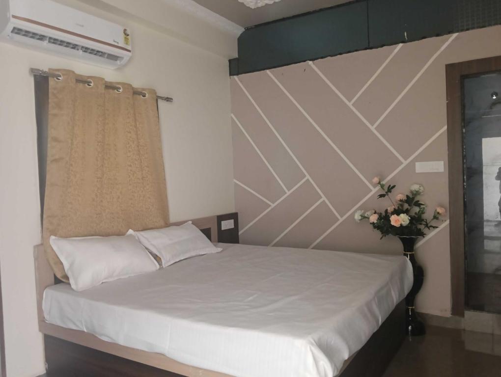 Un pat sau paturi într-o cameră la OYO Hotel O Shiv Shree Dham