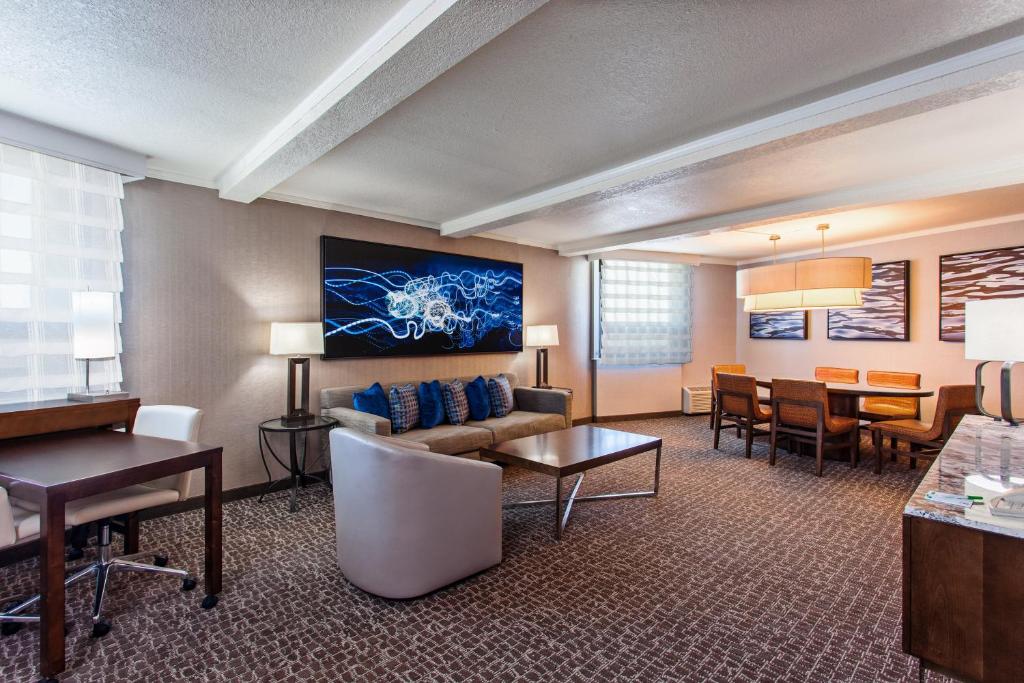 Holiday Inn Long Beach - Airport, an IHG Hotel - King Suite - Non-Smoking