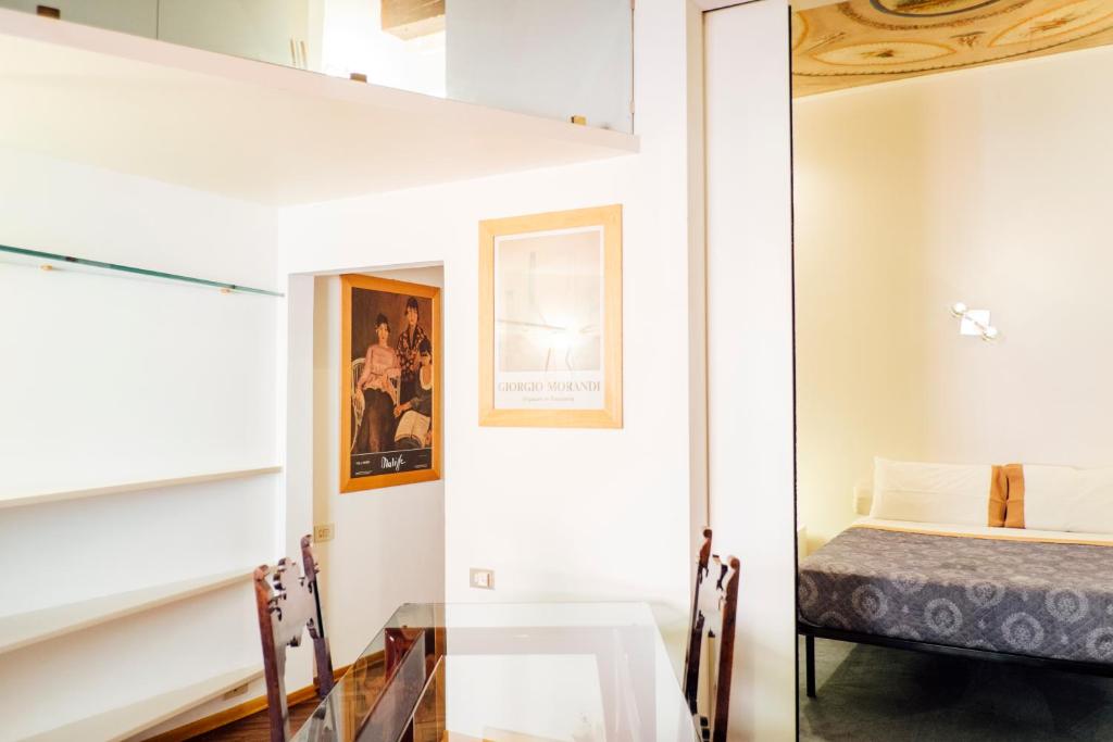 波隆那的住宿－San Vitale Luxury Home，配有一张床和一张桌子及椅子的房间