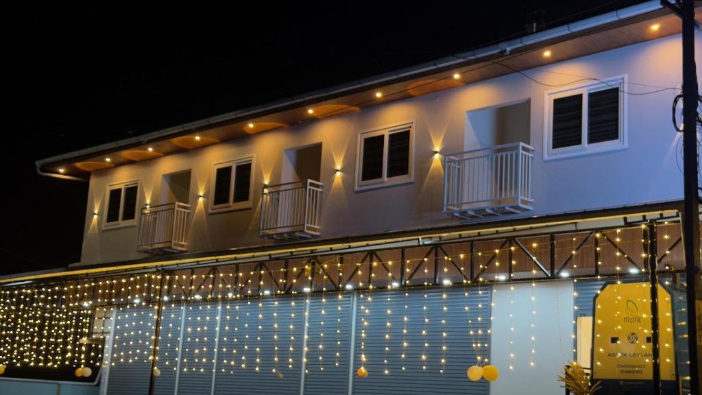un edificio con luces de Navidad en un lado en Cloud9 Airport Hotel, en Nedumbassery