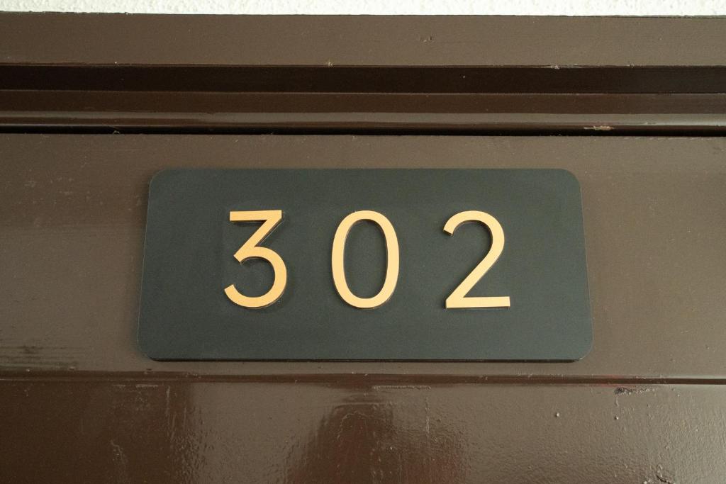 un cartello con il numero su un muro di otani 302 ad Osaka