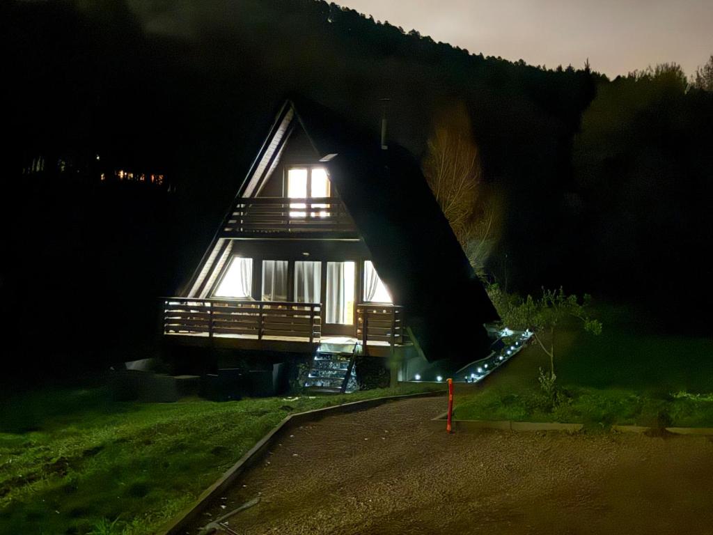 ein Haus mit einer Treppe, die nachts hinaufführt in der Unterkunft L'armorique in Saint Die