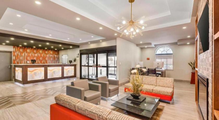 TV a/nebo společenská místnost v ubytování Best Western Plus Executive Inn