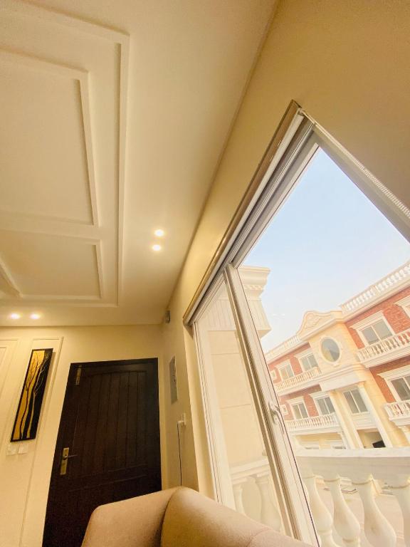 Appartments في فيصل آباد: غرفة مع نافذة كبيرة وباب
