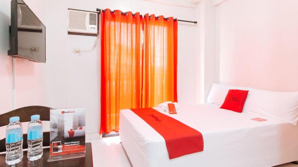 Postel nebo postele na pokoji v ubytování RedDoorz near NAIA Terminal 1