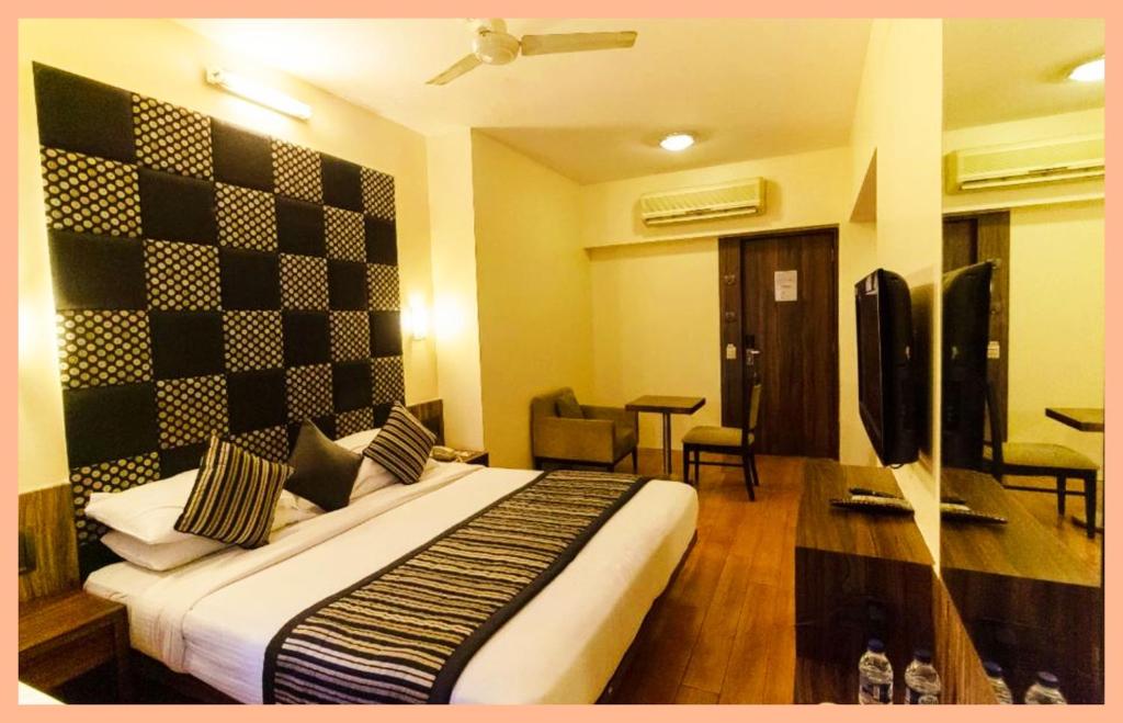En eller flere senge i et værelse på Hotel The Silver Inn Mumbai