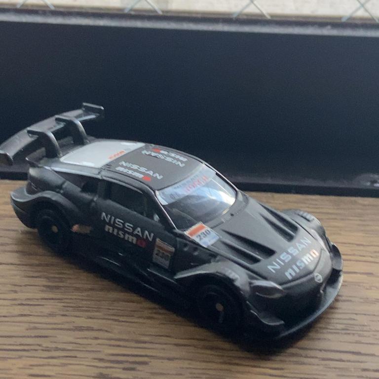 a toy car is sitting on a table at Waen和園 in Wada