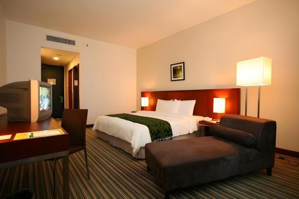 Postel nebo postele na pokoji v ubytování RH Hotel Sibu