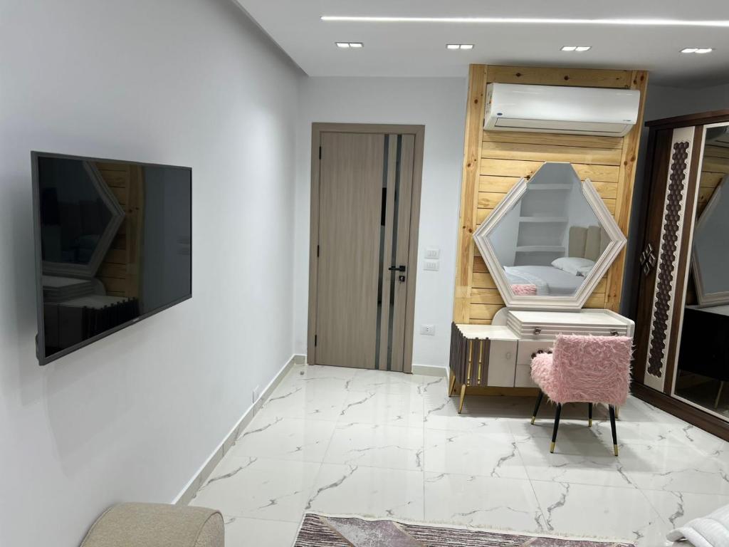 a room with a large mirror and a chair at Studio pearl pyramids in Ghaţāţī