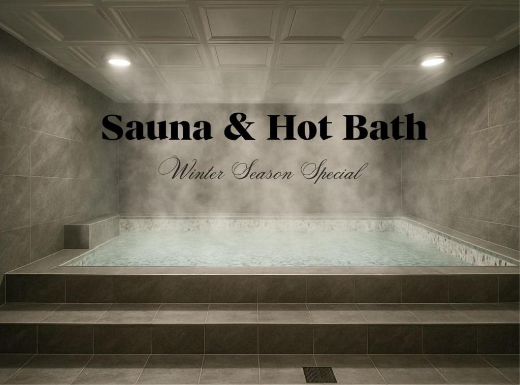 Un cartel que indica una piscina en un baño. en Bluedot Poshtel, en Seúl