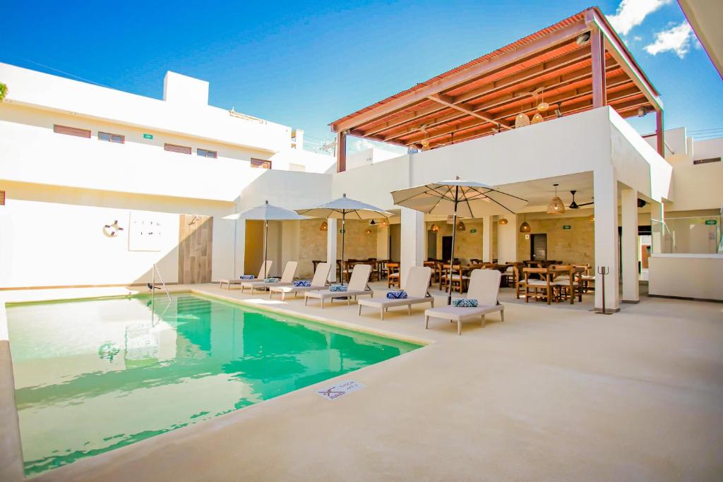 Nuxká Hotel في تيلشاك بويرتو: صورة فيلا بها حمام سباحة