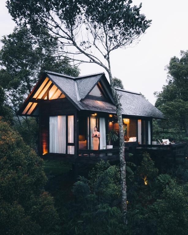 a tiny house in the middle of a forest at Wanagiri Cabin in Gitgit