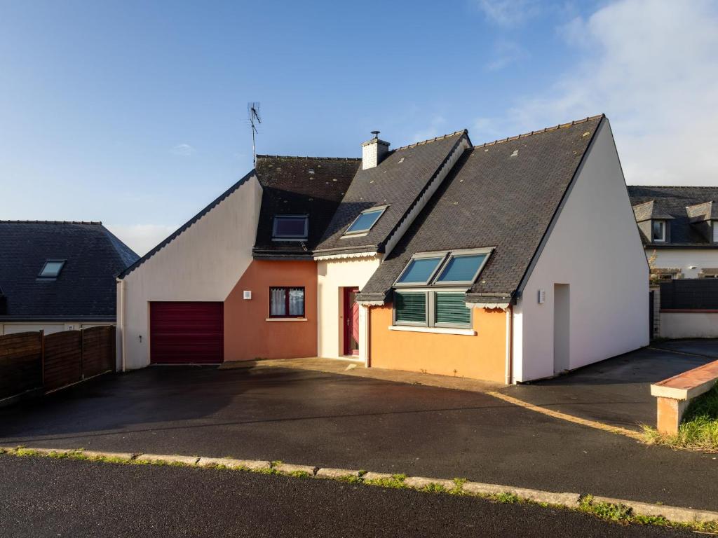 ガンガンにあるTi harmonielの前に駐車場がある家