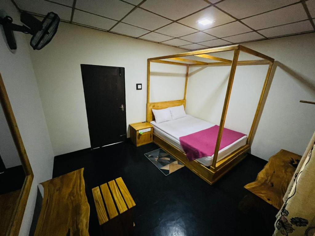 Chandrika Y Resort في Pallegama New Town: غرفة بسرير مع مظلة