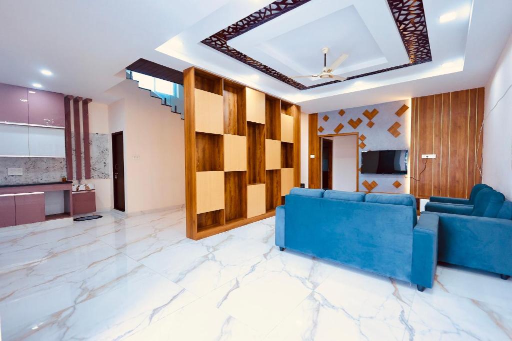 Телевизор и/или развлекательный центр в Brand New 4bhk stylish and spacious Duplex house with kitchen, bathtub with modern interiors close to railway station and bus stand