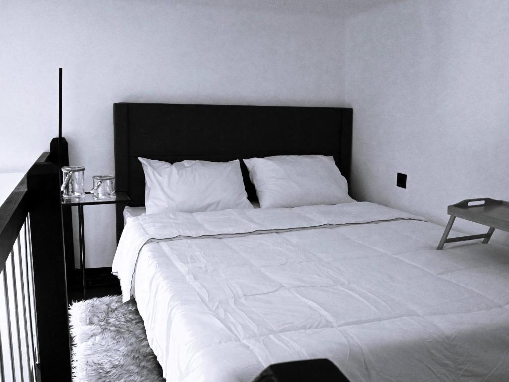 Una cama o camas en una habitación de NEKTAR home