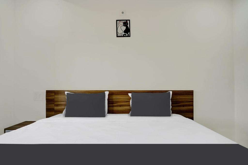 Postel nebo postele na pokoji v ubytování Staymax Parassinikadavu