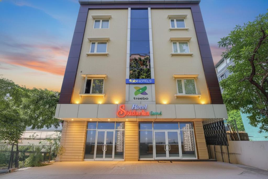 un edificio con un hotel delante en FabHotel Siddarth Grand, en Vijayawada