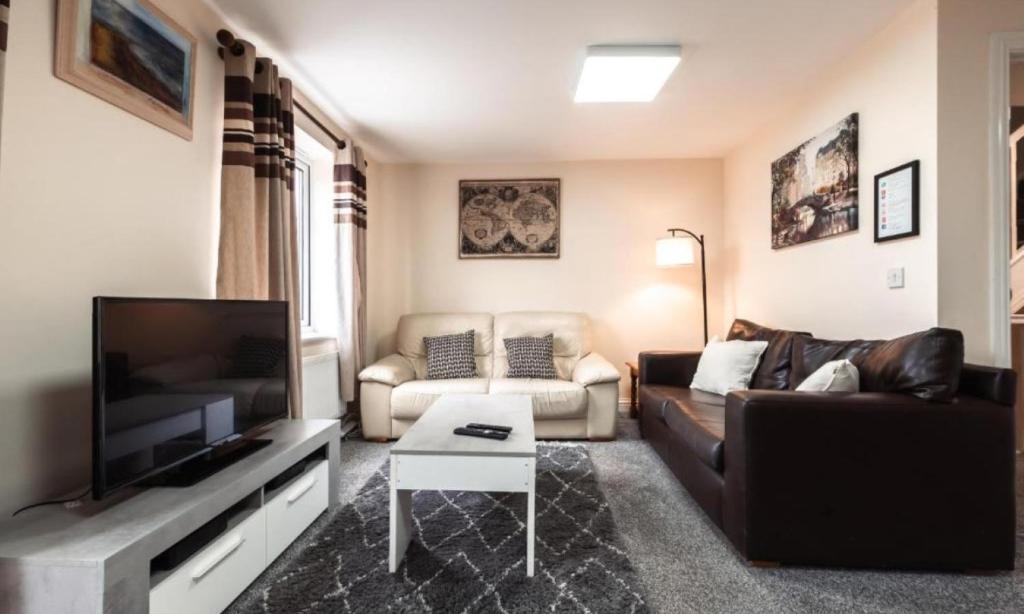 Et tv og/eller underholdning på 4BR Family Home Sleeps 7 Free Parking Garden Retreat