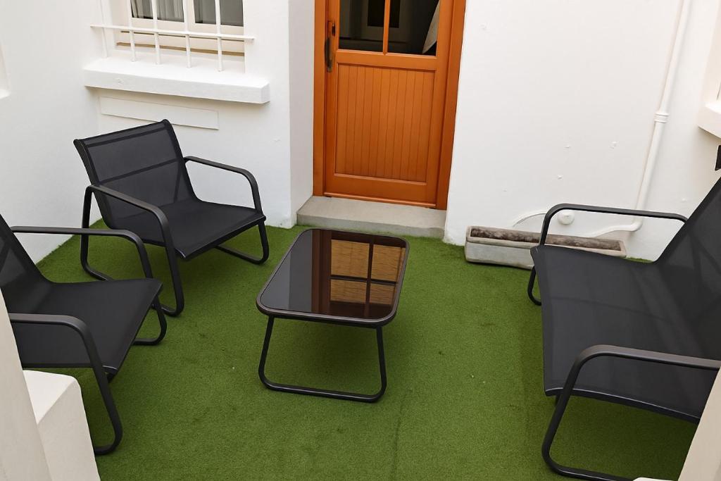 Et opholdsområde på Plein centre Cosy 38m2 avec accès terrasse, spa et sauna communs Place Dalton