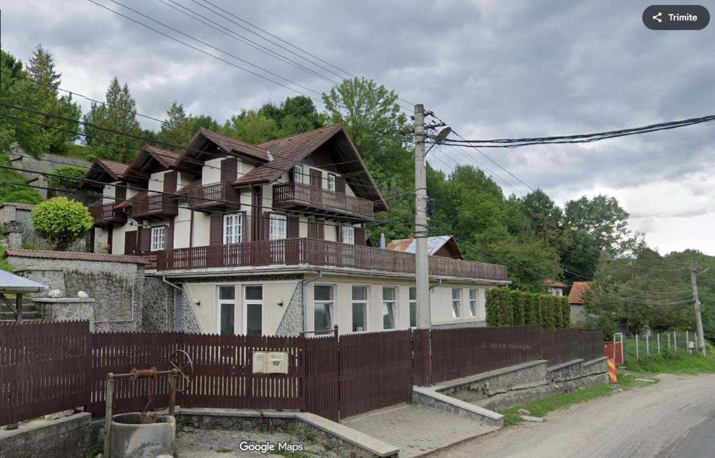 Tòa nhà nơi biệt thự tọa lạc