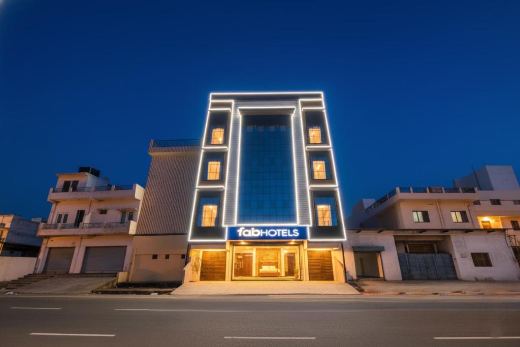 FabHotel Triveni في Jahāngīrābād: مبنى طويل عليه لافته على الواجهه