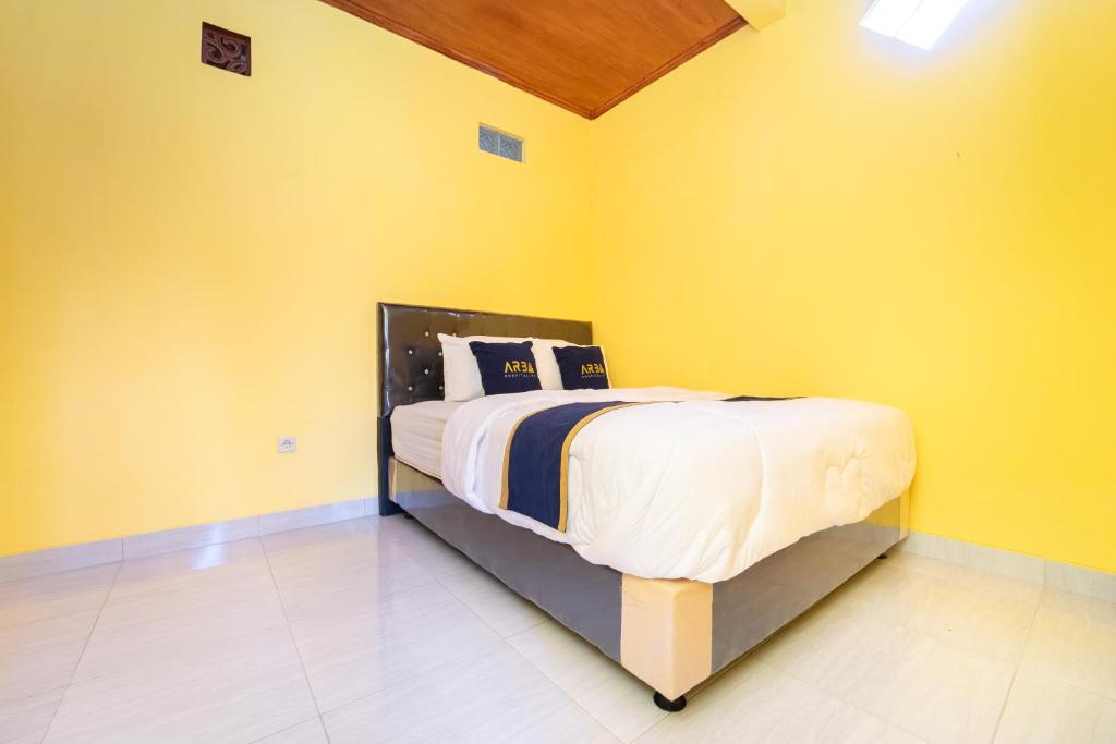 Ένα ή περισσότερα κρεβάτια σε δωμάτιο στο Berkah Guest House Prambanan By ARBA