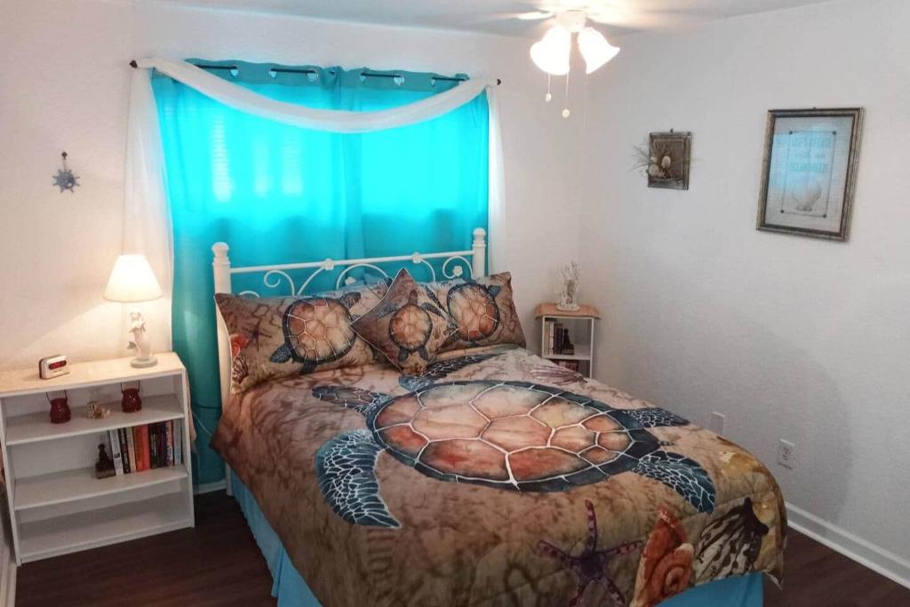 Giường trong phòng chung tại Turtles Nest Mins to the Beach Family Condo