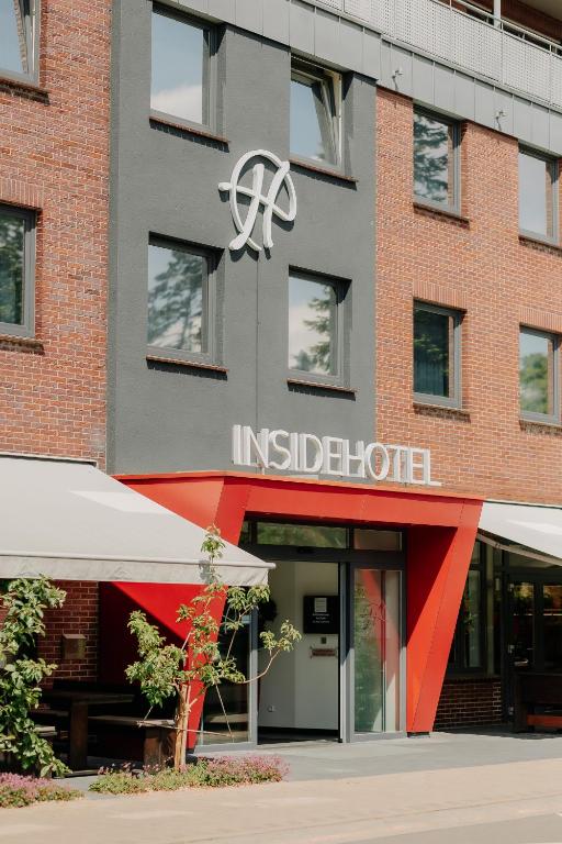 ein Gebäude mit einem Hotelschild im Inneren in der Unterkunft INSIDE Nordhorn by Hackmann in Nordhorn