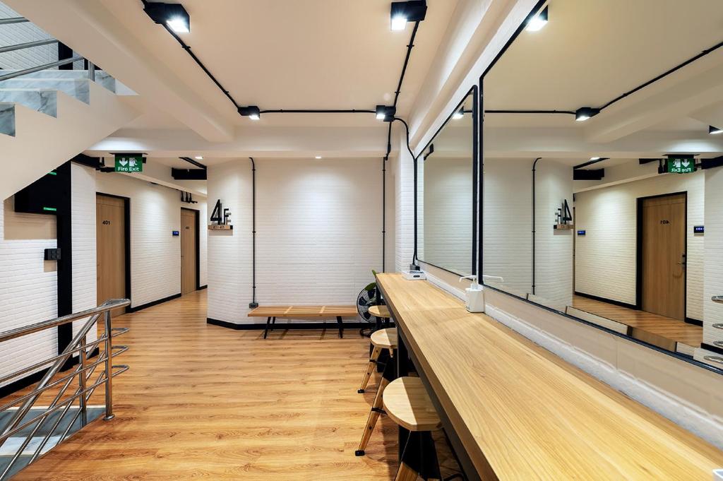 Siam Subway Hostel and Café - 11